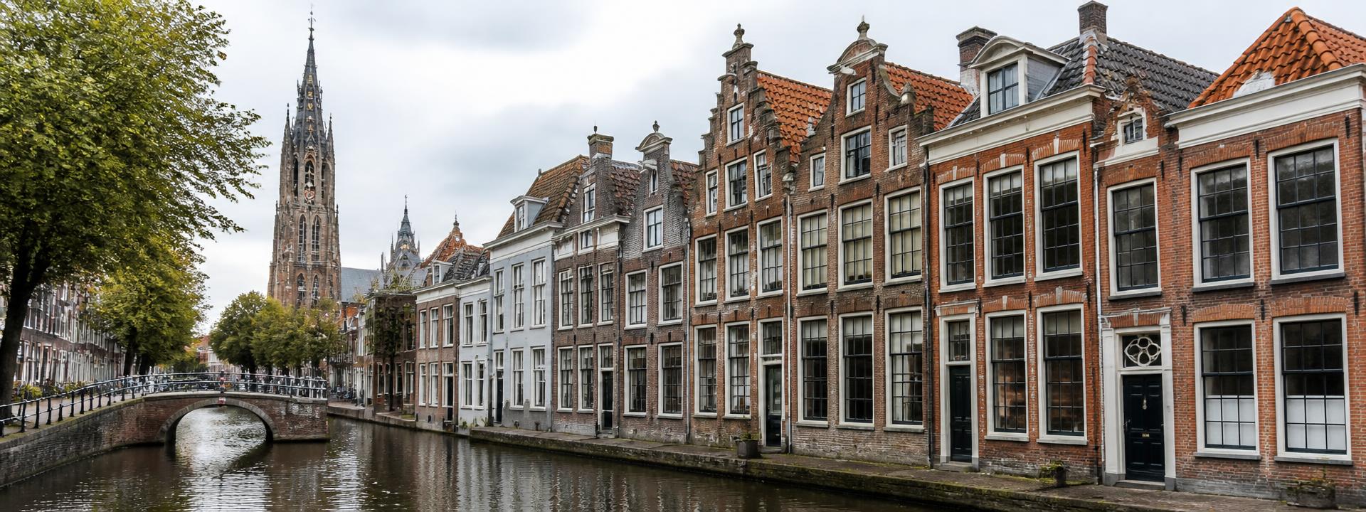 Grachtenpanden en kerktoren in Delft